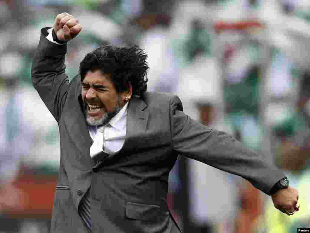 دیه گو مارادونا، مربی تیم ملی فوتبال آرژانتین این چنین از برد تیمش ابراز خوشحالی می کند