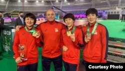 Мээрим Жуманазарова (солдон оңго), Нурбек Изабеков, Айсулуу Тыныбекова жана Айпери Медет кызы. Дүйнө Кубогу. Белград шаары. 16-декабрь, 2020-жыл.