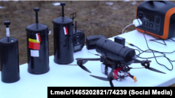 Паҳподи русии FPV, ки бо нахи нурӣ (кабел) кор мекунад.