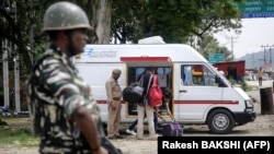 دولت هند بخش ۱۴۴ قوانین جزایی را در سرینگر، پایتخت تابستانی کشمیر به‌حالت اجرایی درآورده‌است. در نتیجه اجتماع بیش از چهار نفر ممنوع است.