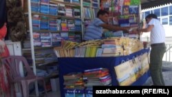 Hususy kitapçylaryň köpüsinde häzirki döwürde neşir edilen täze türkmen kitaplary örän az. 