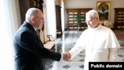 Հռոմի Պապ Լևոն 14-րդը ողջունում է Հայաստանի վարչապետ Նիկոլ Փաշինյանին, Վատիկան, 20-ը հոկտեմբերի, 2025թ.