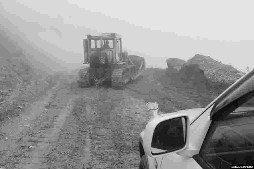 Постепенно увязаем в грязи. Дорога приобретает окраску болота, постепенно утопаем в колее. Издали слышен рев мотора – тракторист ровняет дорогу