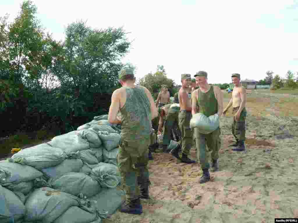 Хәрбиләр дамба төзи