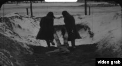 “Шталаг 372”. Псков шаарындагы лагерде каза болгон аскер туткунун жерге жашыруу. Немис кинохроникасынан алынган кадр.