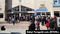 Избирательный участок в здании Бишкекского гуманитарного университета, где СМИ и наблюдатели зафиксировали массовый подвоз граждан на маршрутках. 4 октября 2020 г.