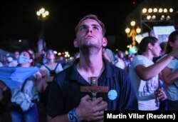 تجمع مخالفان حق سقط جنین در برابر سنای آرژانتین در زمان به بحث گذاشتن قانون سقط جنین