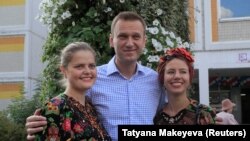  Alekseý Nawalny goldawçylary bilen surata düşýär.