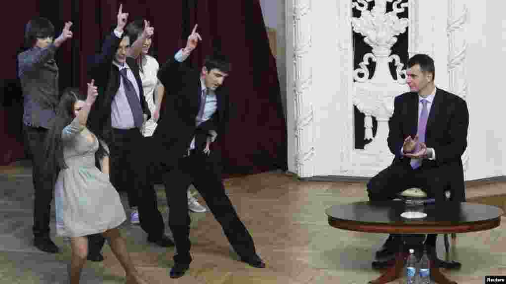 Русия президент сайлавында катнашкан икенче бер намзәт Михаил Прохоров 14 февральдә Финанс университеты студентлары башкаруында тамаша карый.