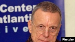 Чрезвычайный и Полномочный посол Германии в Армении Ганс Йохен Шмидт на пресс-конференции в Ереване. 15 декабря 2010 г.