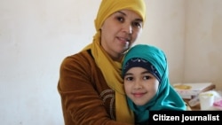 Алфия Тожибоева онаси билан