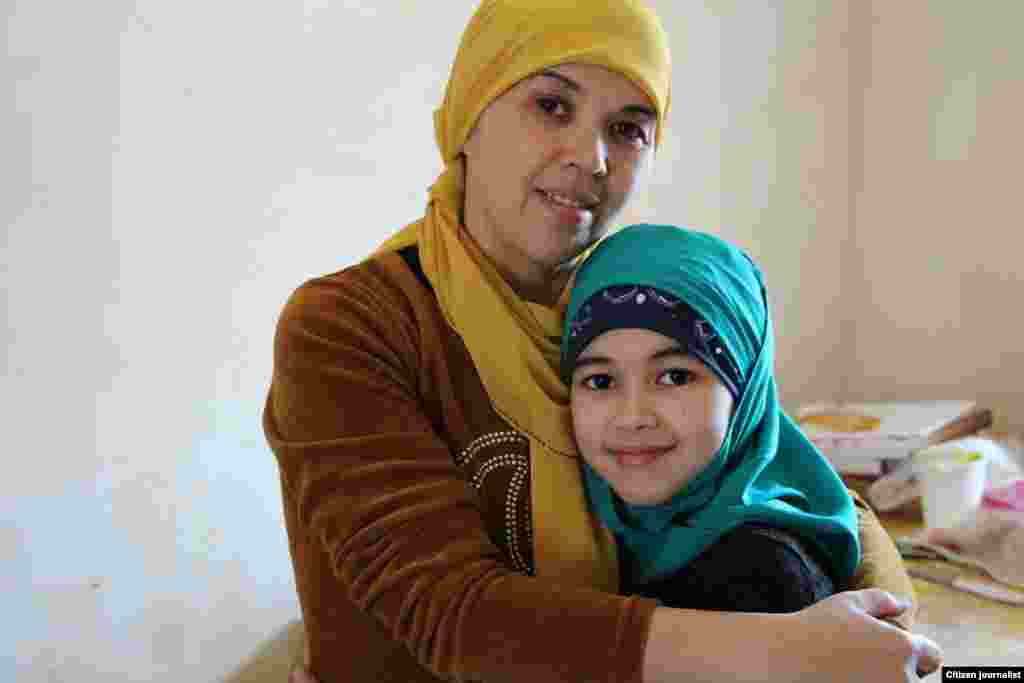 Алфия Тожибоева онаси билан