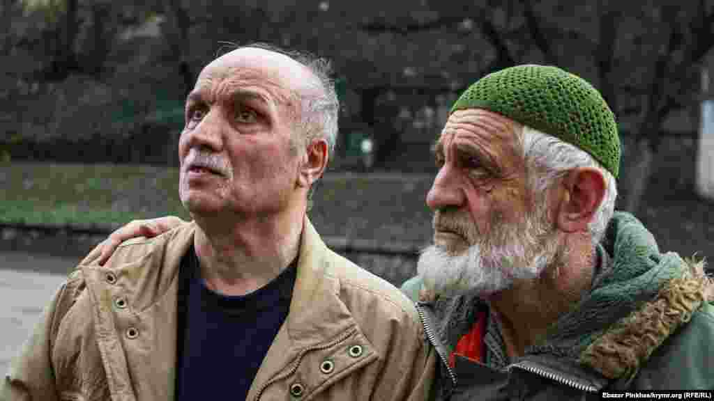 &laquo;Veciye Kaşka davasınıñ&raquo; mabüsi Asan Çapuh (soldan) ve faal Enver Muslâdinov 