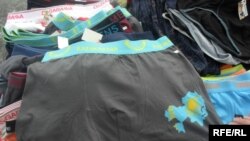 Казакстандын символдору түшүрүлгөн боксёрка-түрсүк.