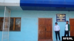 Студенты у общежития атырауского университета.