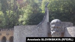 Монумент Важа Пшавела в селе Чаргали