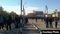 Полиция «есірткімен ұсталды» деп айыптаған әріптестерін толық ақтауды талап еткен «Өзенмұнайгаз» жұмысшылары ереуілдеп тұр. Жаңаөзен, 25 қазан 2010 жыл. (Көрнекі сурет)