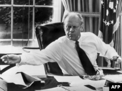 جرالد فورد در ۱۹۷۵ قانونی امضا کرد، آزادسازی ذخایر استراتژیک را مشروط به وقفه‌ای جدی در تامین نیاز بازار جهانی نفت می‌کند