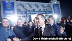 Экс-премьер Грузии Бидзина Иванишвили приветствует сторонников кандидата Саломе Зурабишвили, которую поддержала его партия «Грузинская мечта». Тбилиси, 28 ноября 2018 года.