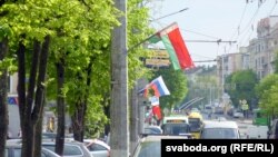 Цэнтральная вуліца Магілёва Першамайская ў сьцягах
