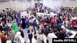 Пирамида фойесындагы тамашачы