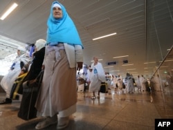 Ирандан келген зияратчы аялдар Жидда шаарынын аэропортунда. 30-октябрь 2011