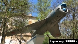 Памятник советскому летчику Павлу Беляеву в поселке Гвардейском, Крым