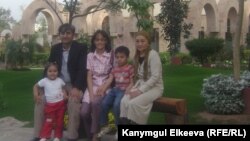 Жамал Папиева үй-бүлөсү менен.