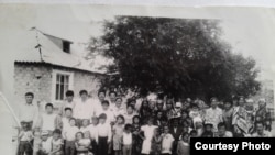 Ысык-Ата районундагы Сынташ колхозуна Тажикстандан көчүп келген жердештерим. 1993-жыл