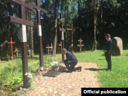 Намесьнік міністра замежных спраў Польшчы Барташ Ціхоцкі падчас ускладаньня кветак у Курапатаў