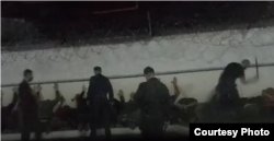 Катаваньні ў турме на Акрэсьціна. Менск, 2020. Здымка belsat.eu