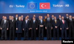 به گفته داووداغلو و سران اتحادیه اروپا، این توافق به شکل اساسی قاچاق انسان به اروپا را هدف قرار می‌دهد و از مهاجرت غیرقانونی به آن قاره می‌کاهد.