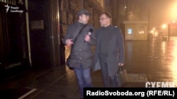 Народний депутат фракції «ВО «Батьківщина» Сергій Власенко запевняє, що вночі до Адміністрації президента прийшов поговорити про закони