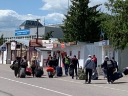 Українці крокують до пішого переходу, 1 червня 2020 року