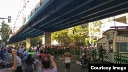 معترضان به افزایش نرخ ارز در ایران در حال راهپیمایی به سمت میدان بهارستان