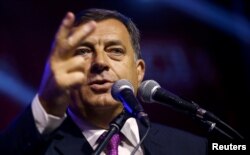 Мілорад Додік виголошує промову після оголошення результатів референдуму. Пале, Боснія і Герцеговина, 25 вересня 2016 року