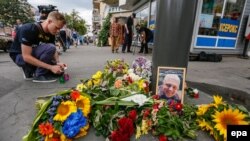 Людзі нясуць кветкі да месца забойства Паўла Шарамета