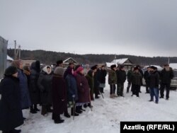 Милләттәшләребез манара куюны күзәтә