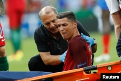 Лідер і капітан збірної Португалії Кріштіану Роналду залишає поле під час фінального матчу зі збірною Франції. 10 липня 2016 року