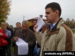 Адзін з выступоўцаў у руках трымае Канстытуцыю: "Чаму нейкі чынуша, якога я ўтрымліваю за свае падаткі, павінен мне казаць, магу я рэалізоўваць сваё канстытуцыйнае права ці не?"