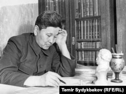 Түгөлбай Сыдыкбеков 1940-жылдары.