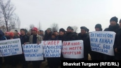 Айылдын 200 чамалуу тургуну 14-мартта кырсык болгон жерде митинг өткөрүшүп, окуяга айыптууларды таап, жазалоо талабын да коюшкан.