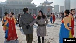 Түндүк кореялыктар "Ынхи-3" ракетасынын ийгиликтүү сыналганын майрамдап, Пхеняндын борбордук аянтында бийлешүүдө. 12-декабрь 2012