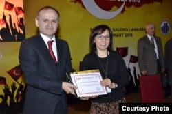 Доктор Майрамгүл Дыйканбаева Анкарадагы симпозиумда Касым Тыныстанов (1901—1938) жөнүндө баяндама окуду. Жанындагы киши – доктор Шабан Караташ, Түркиянын маданият жана туризм министрлигинин автордук укуктар бөлүмүнүн башчысы. 22.3.2018.