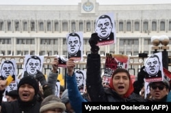 #REакция жүрүшүнө чыккандар ошол учурдагы Президенттик админстрациянын имаратынын жанында турушат. 25-ноябрь, 2019-жыл.