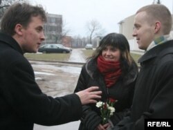 Франак Вячорка, Наста Палажанка і Зьміцер Дашкевіч каля ізалятара на Акрэсьціна, студзень 2008