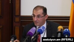 Armenia -- Finance Minister Vartan Aramian at a news conference in Yerevan, 4Oct2016