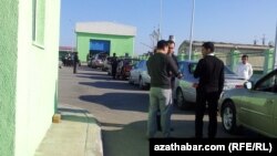 Aşgabadyň etegindäki Çoganly şäherçesindäki nobatlar. 8-nji ýanwar, 2013.