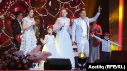 Сәхнәдә Гүзәл Уразова гаиләсе