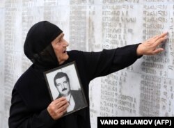 Грузинська жінка біля меморіалу жертвам грузинсько-абхазької війни 1992-1993 років. Тбілісі, 27 вересня 2009 року